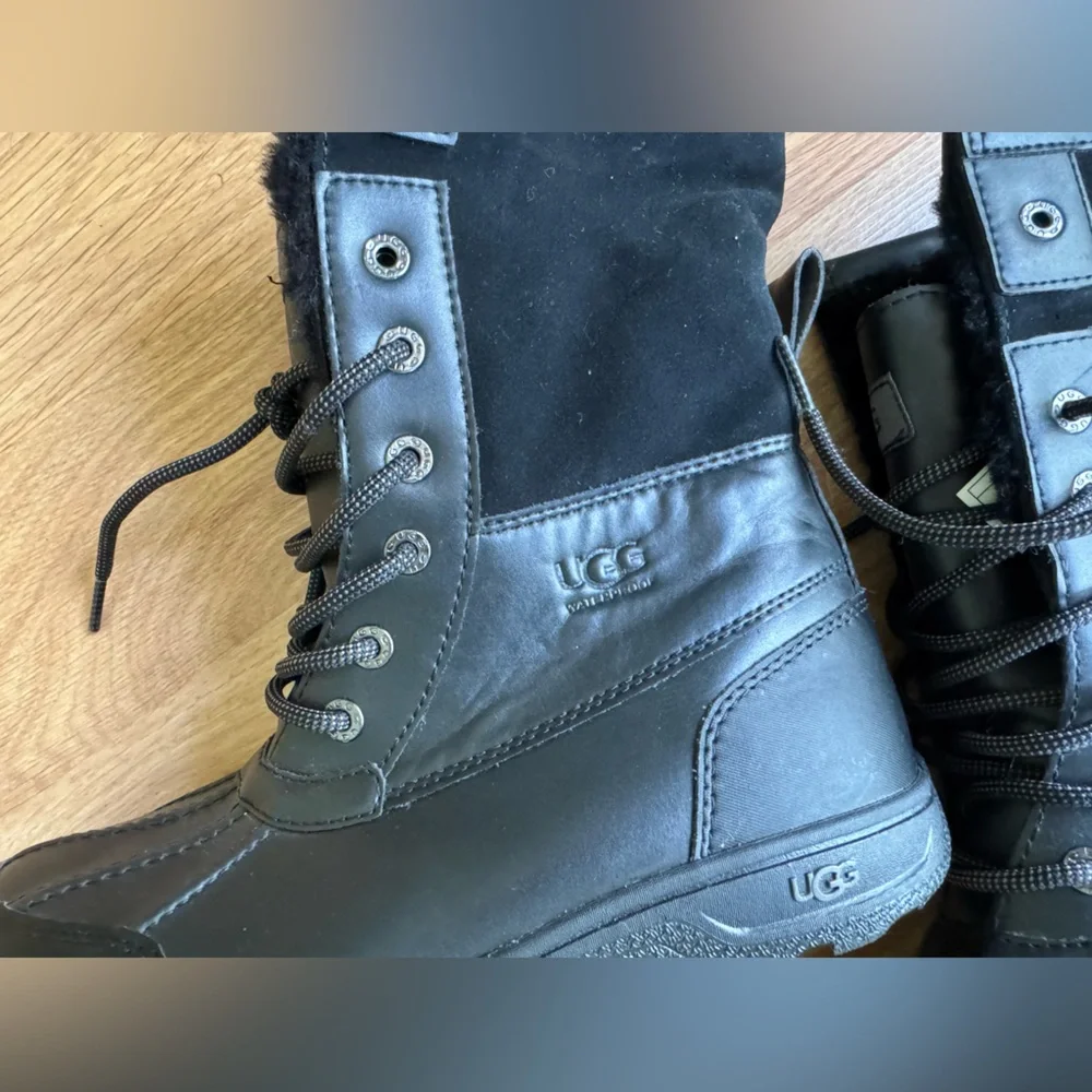 Sz 5 UGG Butte II -Lace up boot